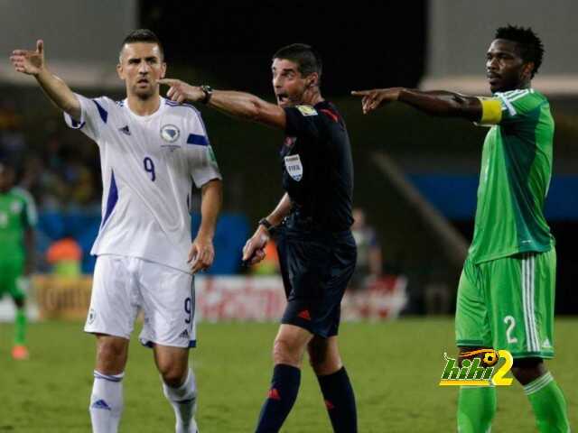 فيديو وصورة : لقطة تظهر حكم مباراة نيجيريا والبوسنة يحتفل مع الحارس النيجيرى بالفوز بعد المباراة