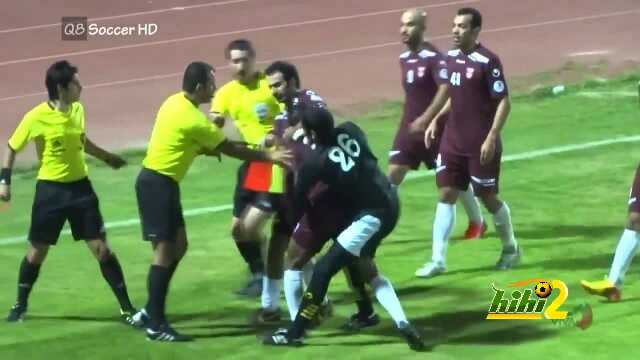 فيديو : حكم ينهال على لاعب بالضرب ..!