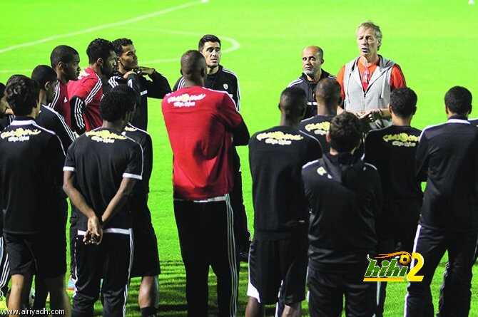 المولد يغيب عن تدريبات الشباب وهارون يشارك