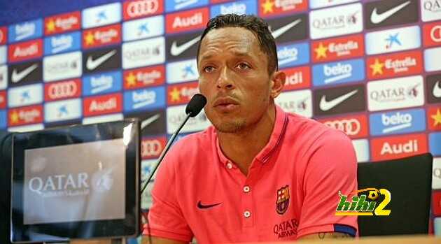 ادريانو ” ميسي لاعب ممتع .. وسأحل محل الفيس حال رحيله “