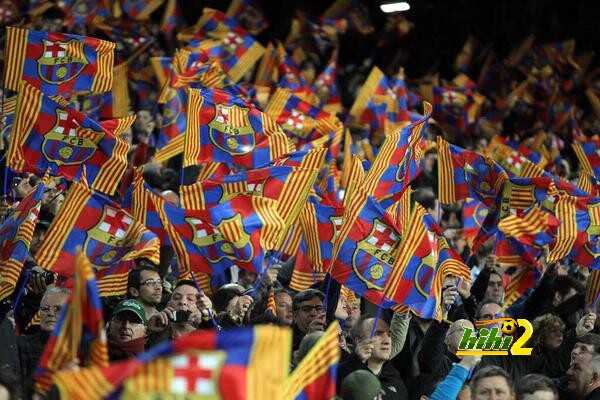 صور : أعلام جمهور برشلونة ترفرف في ملعب الكامب نو