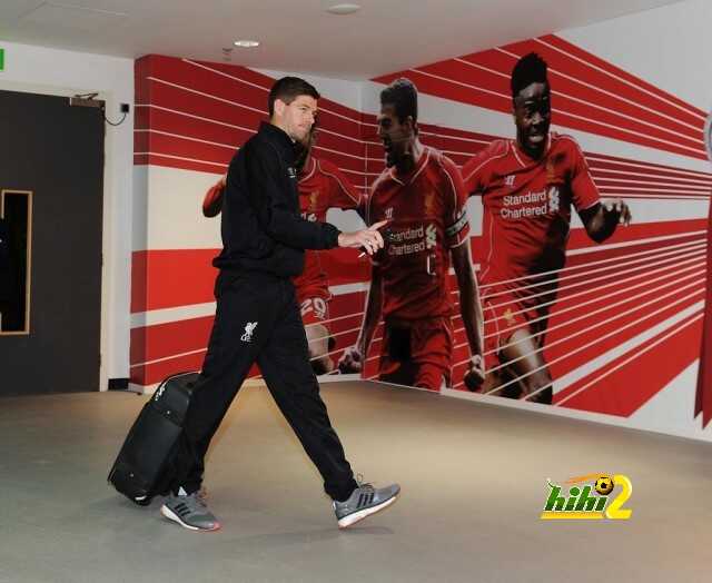 صور: وصول لاعبي ليفربول الي ارض المباراة