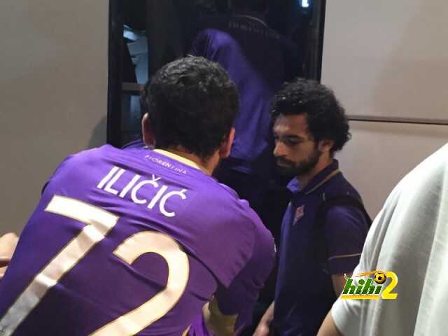 صور : وصول لاعبي فيورنتينا لمدينة إشبيلية