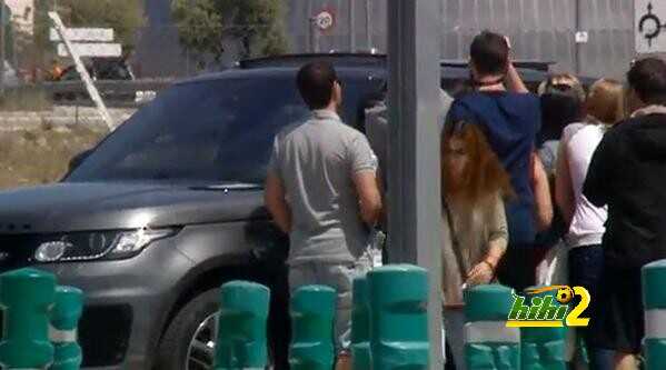 فيديو : كريستيانو يتفاجيء بصرخات الجماهير وهتافهم باسم ميسي وهو في طريقه للفالديبيباس ..!