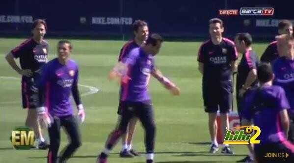 فيديو : نجوم برشلونة يبدأون تدريبات اليوم بالتصفيق لانريكي
