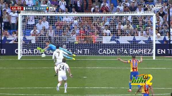 الحكم يحتسب ركلة جزاء لريال مدريد وكريستيانو يهدرها