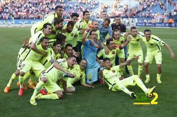 فيديو : لاعبو برشلونة يسبون ريال مدريد أثناء احتفالاتهم بالليجا