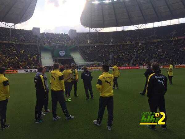 صورة : لاعبو دورتموند على أرضية ملعب برلين
