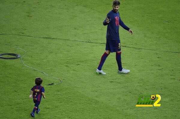 صور : بيكيه يداعب ابنه ميلان في ملعب برلين