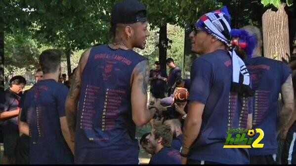 صور : لاعبو برشلونة يرتدون قميص الثلاثية ويستعدون لبدء الاحتفالات