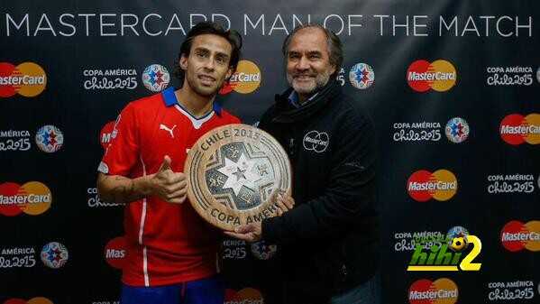 فالديفيا يحصل على جائزة افضل لاعب في مباراة تشيلي وبوليفيا