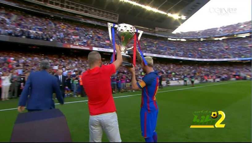 صورة : نجوم برشلونة وأبنائهم يلتقطون صورة رفقة كأس الليغا