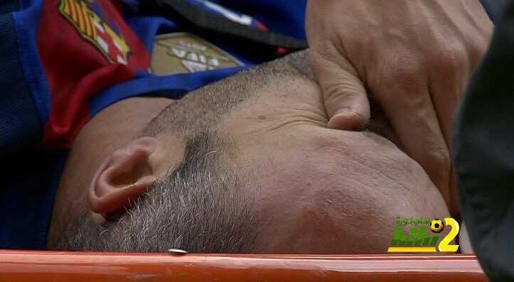 صور : انيستا يغادر الملعب محمولا وباكيا وراكيتيتش يدخل بديلا له