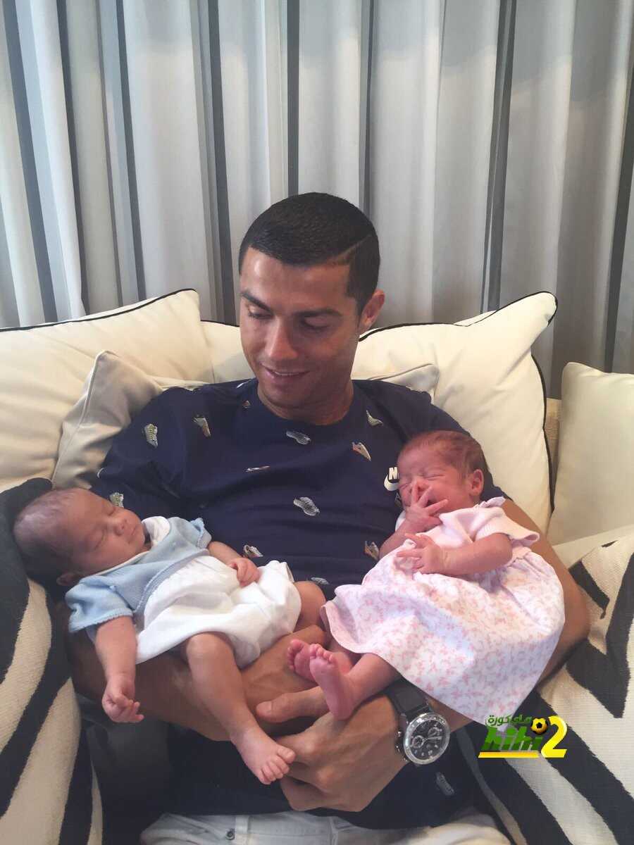 رونالدو ينشر صورة مع توأميه