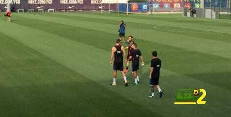 بيكيه يعود للتدريبات وانيستا يواصل الغياب