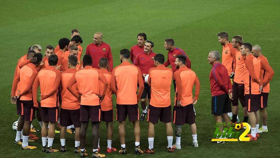 صورة : لاعبو برشلونة يهنئون باولينهو بعدما رزق بتوأم