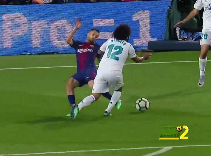 مارسيلو يطالب الحكم باحتساب ركلة جزاء