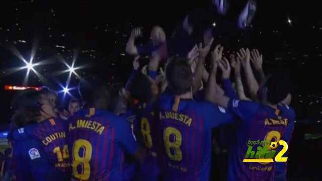 صورة : لاعبو برشلونة بقمصان انيستا ويرفعونه عاليا ..!