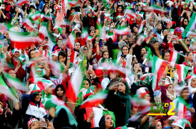 مشجعات في مدرجات ايران لاول مرة