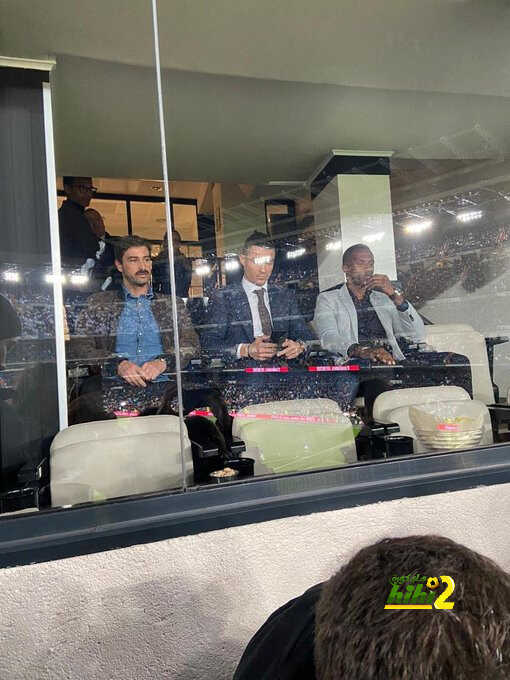 رونالدو في المدرجات ظهر أكثر من ميسي في الملعب !