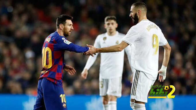 ماركا: لاعبو ريال مدريد يساعدون بنزيمة من أجل التفوق على ميسي بصراع الهداف