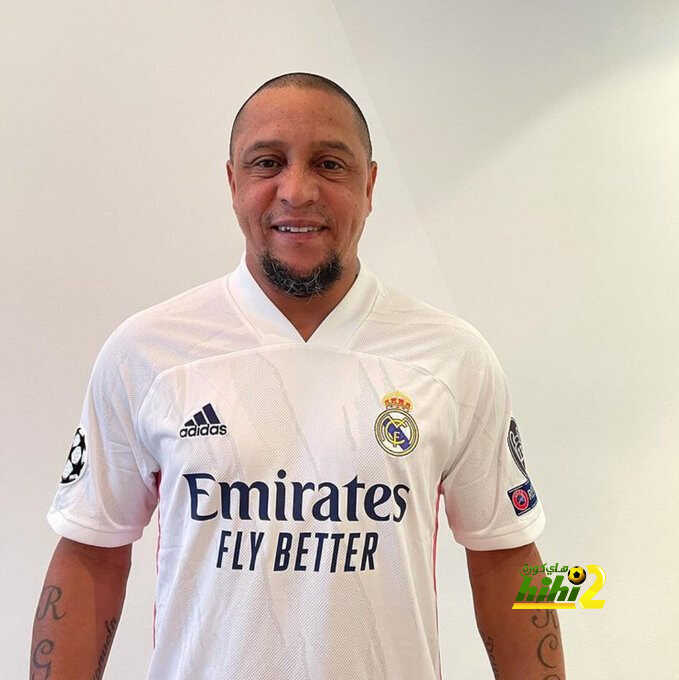 صورة.. روبيرتو كارلوس يدعم ريال مدريد بالكلاسيكو