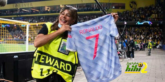 رونالدو يهدي قميصه لسيدة الأمن في ملعب يونج بويز