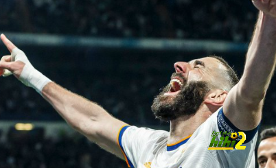 بنزيما يتسلم جائزة لاعب الشهر في ريال مدريد
