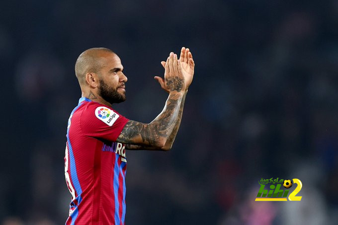 داني ألفيس يهاجم إدارة برشلونة