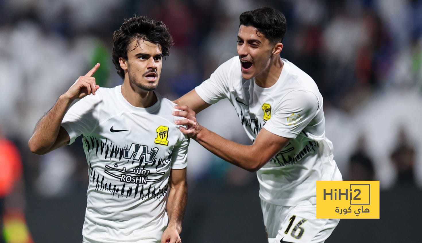 هل استحق لاعب الاتحاد الطرد أمام الفتح؟