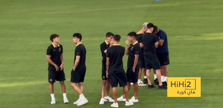 لاعبو برشلونة يتفقدون أرضية الملعب قبل لقاء رايو فاليكانو