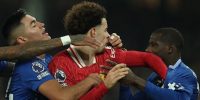 صور.. 3 بطاقات حمراء بعد انتهاء ديربي الميرسيسايد