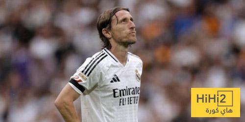 في ليلة وداعه للبرنابيو … الوسط الكتالوني يقف احترامًا لمودريتش