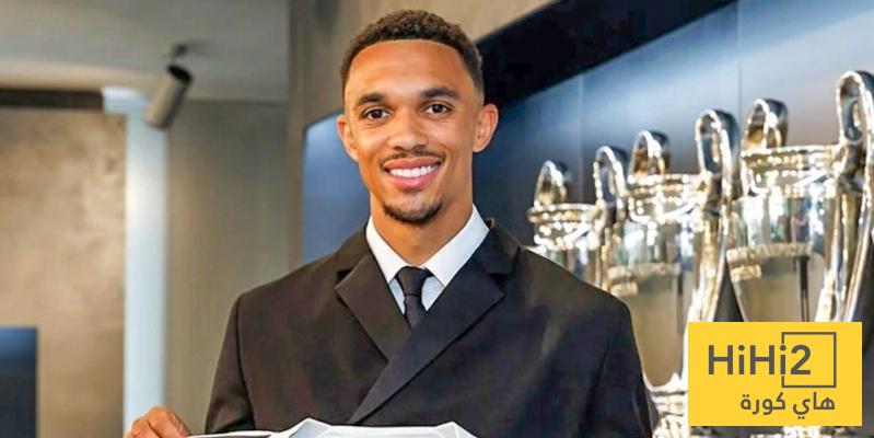 صورة: لحظة توقيع أرنولد على عقده مع ريال مدريد