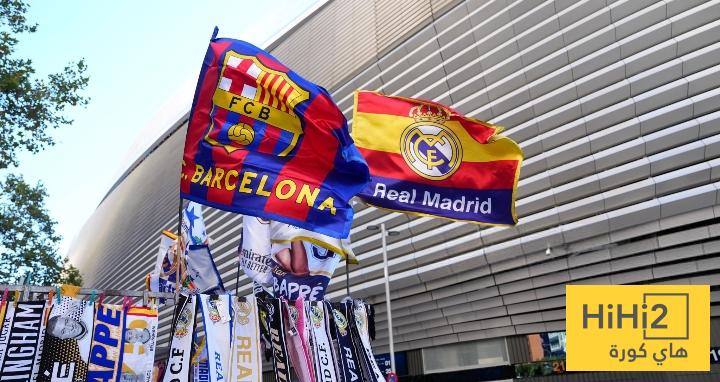 صور .. شاهد كيف استقبل جمهور ريال مدريد حافلة الفريق قبل الكلاسيكو