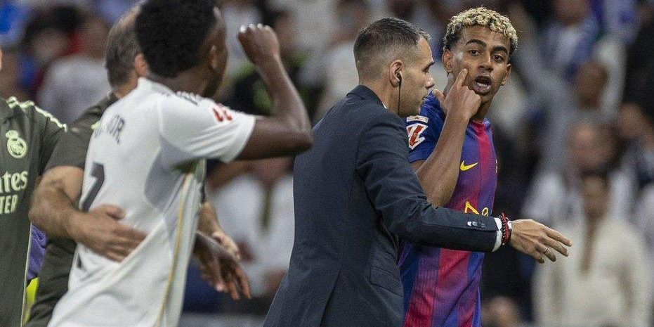 صورة لا تصدق بين فينيسيوس ولامين أثناء الكلاسيكو