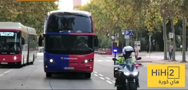 حافلة برشلونة تصل ملعب مونتجويك قبل مواجهة التشي