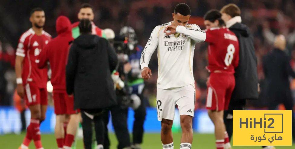 تعامل جماهير ليفربول مع أرنولد قاسي