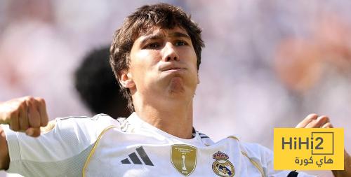 صور .. غونزالو غارسيا يساعد العمال في غرف تغيير الملابس