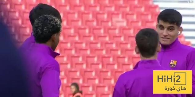 لاعبو برشلونة يتفقدون أرضية الكامب نو قبل لقاء ألافيس.. صور