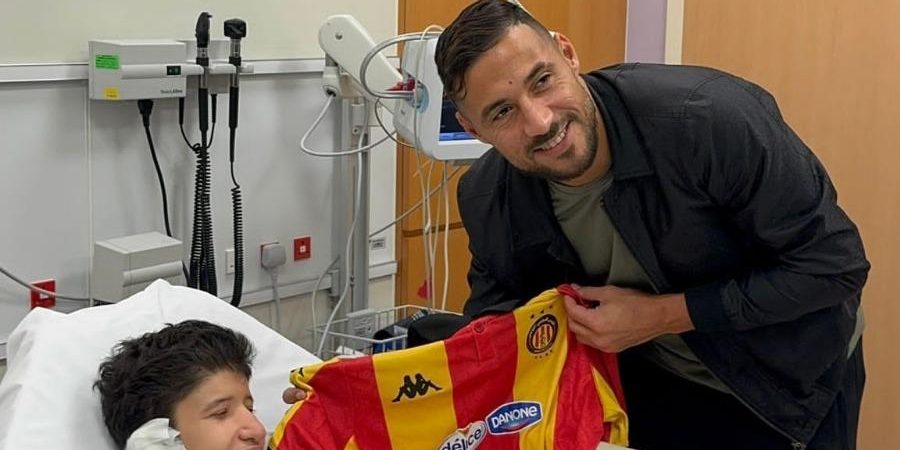 شاهد صور زيارة النجم الجزائري بلايلي لابن المعلق حفيظ دراجي في المستشفى