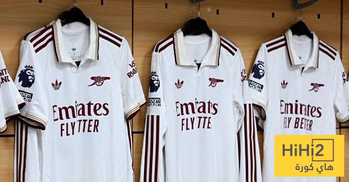 صور من غرف ملابس أرسنال في ملعب فيلا بارك