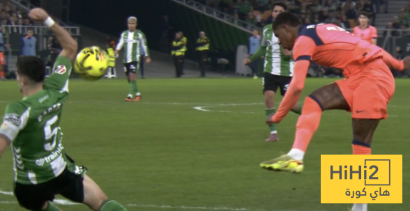 ماذا قال لاعب بيتيس للحكم الرابع على ركلة جزاء برشلونة؟