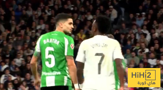 صور.. مشادة كلامية بين فينيسيوس ولاعب ريال بيتيس في المباراة 11