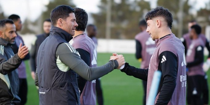 فالفيردي يودع تشابي الونسو بعد رحيله عن ريال مدريد