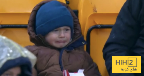 مشجع يبكي بسبب ” قطعة دجاج “