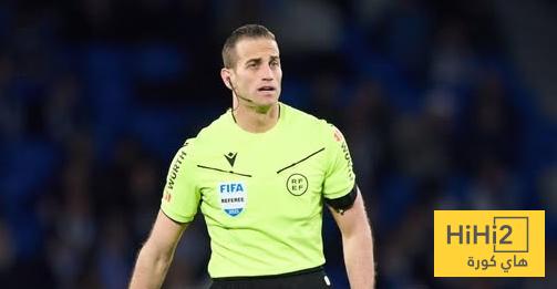 صور .. الحكم يطالب مراقب المباراة بتدوين اهانات جماهير فالنسيا