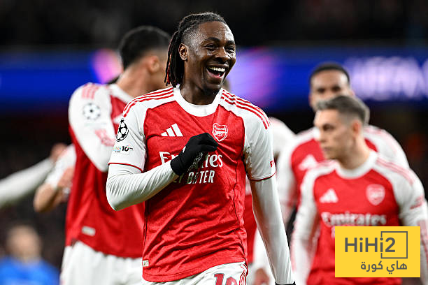 لاعبو أرسنال يراقبون نتائج السيتي 2 لاعبو أرسنال يراقبون نتائج السيتي 1