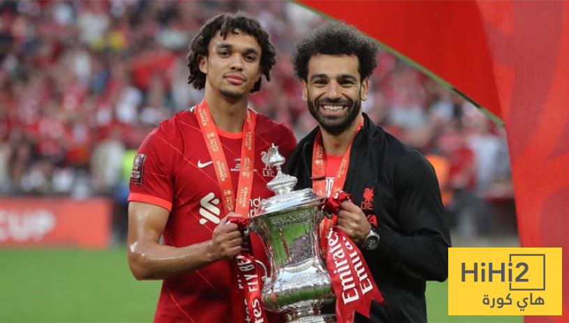 صورة .. أرنولد يودع محمد صلاح