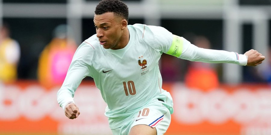 مبابي يسجل الهدف الاول في شباك البرازيل مبابي يسجل الهدف الاول في شباك البرازيل